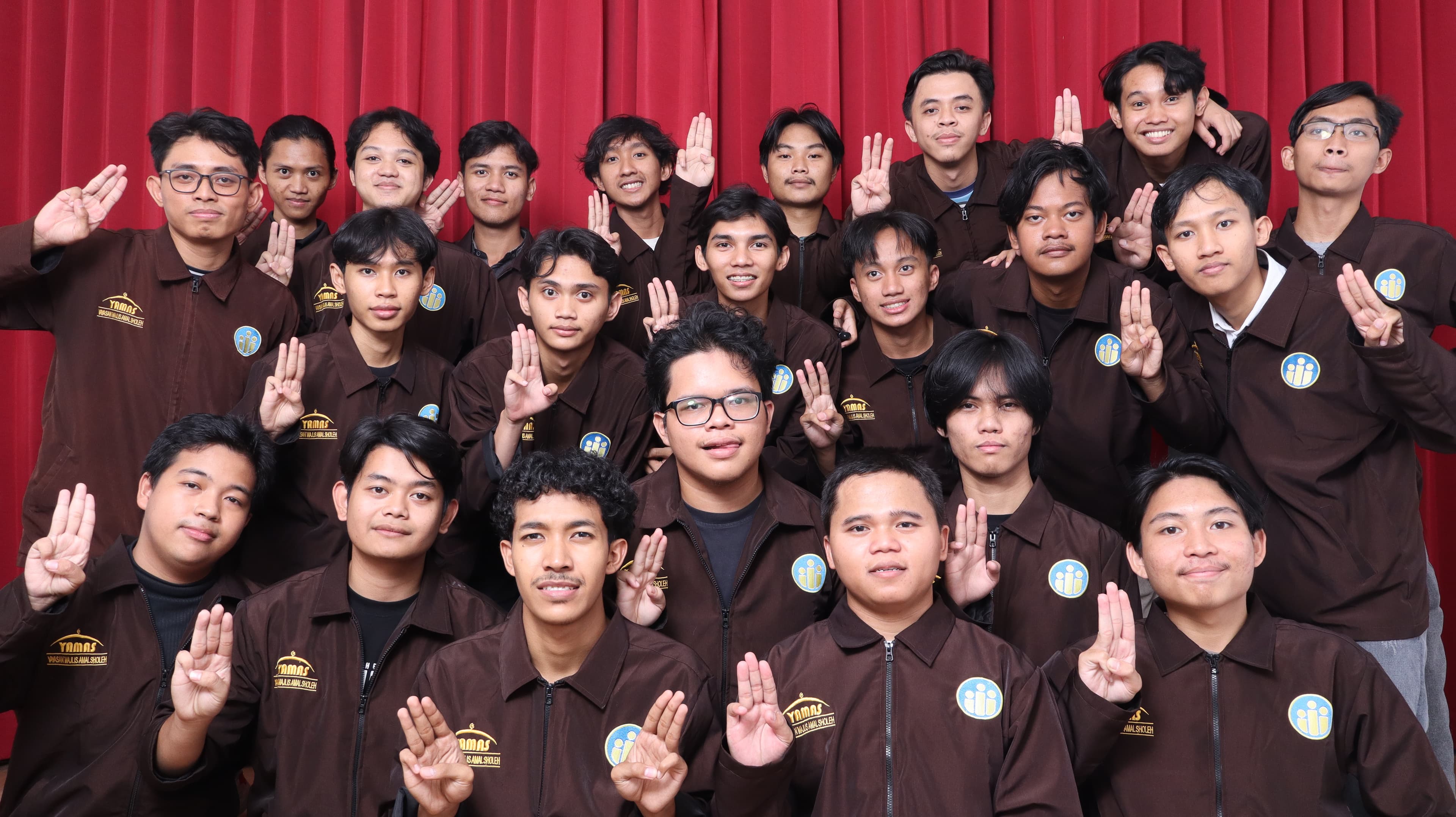 Foto bersama mahasiswa penerima beasiswa