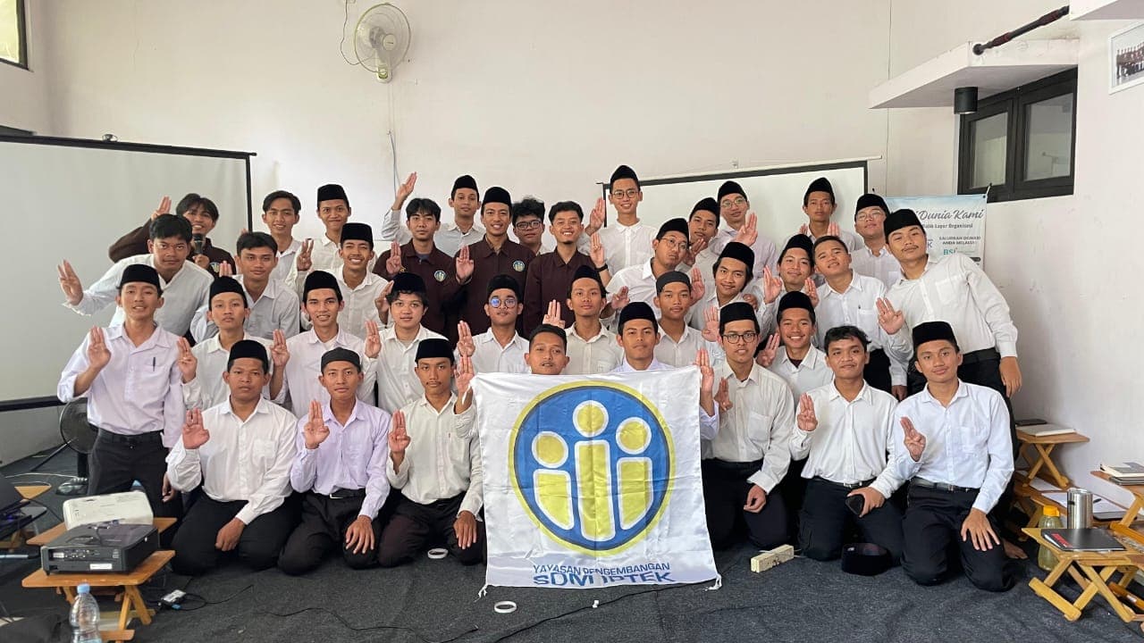 Foto bersama MOS mahasiswa penerima beasiswa